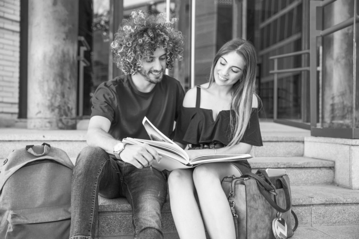 Finanzanalyse Arbeitsplatz mit Dokumenten und Grafiken
